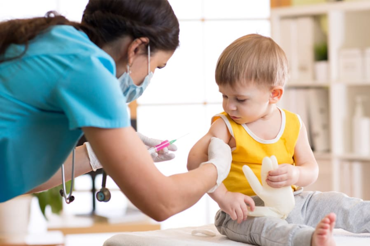 Эксперты объяснили, почему не стоит сейчас вакцинировать детей против Covid-19