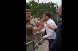  Французькому президенту Еммануелю Макрону під час поїздки країною дали ляпас 