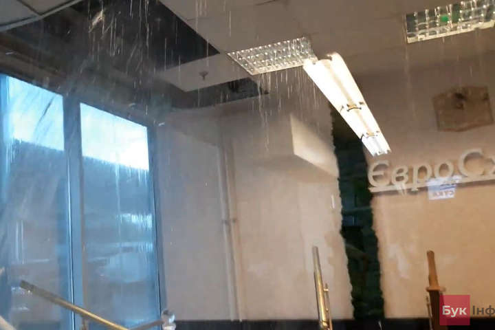 У Чернівцях блискавка розтрощила дах лікарні, а «Метро» залило водою (фото, відео)