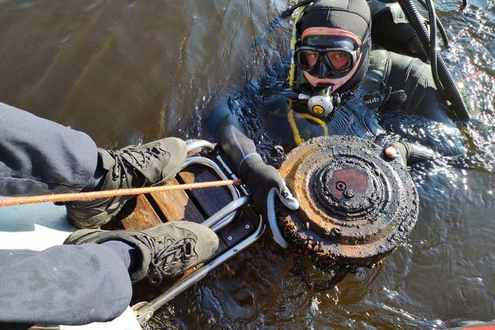 Водолази виловили у київському Гідропарку протитанкову міну