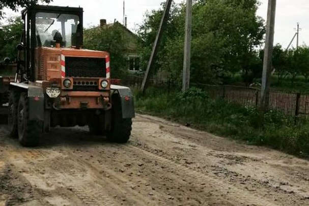 Жителі Волині ремонтують дороги за власні гроші - «Велике будівництво»: українці будують дороги за власні гроші