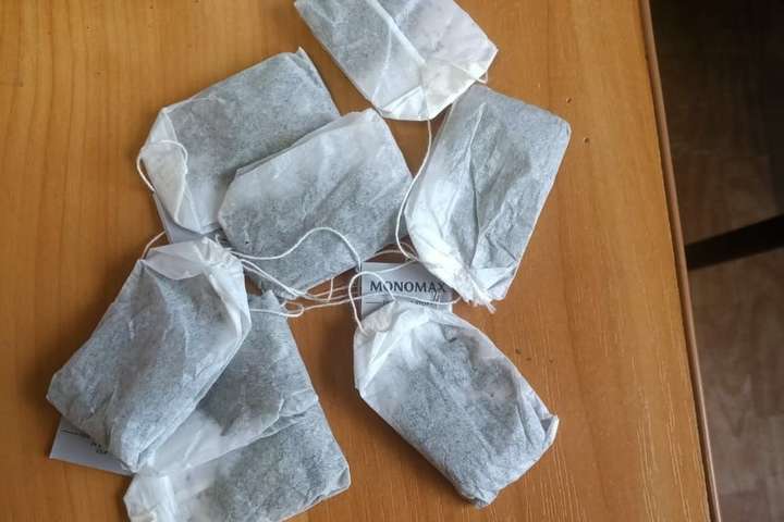 Коноплі в чайних пакетиках. На Київщині намагались передати наркотики в СІЗО (фото)
