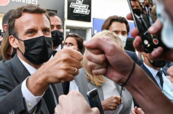 Пощечина Макрону: у задержанного нашли «Майн Кампф» Гитлера и оружие