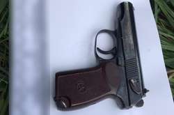 Правоохоронці вилучили в чоловіка пістолет