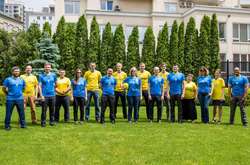 Посольство США приміряло нову скандальну форму збірної України (фото)