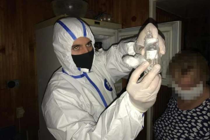 Експрацівниця київського наукового інституту зберігала вдома небезпечні віруси