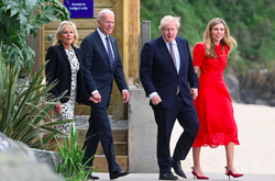 ЗМІ дізналися, якими подарунками обмінялися Байден і Джонсон