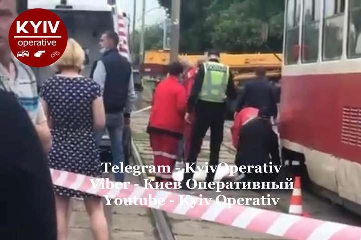 У Києві жінка потрапила під трамвай (відео 18+)