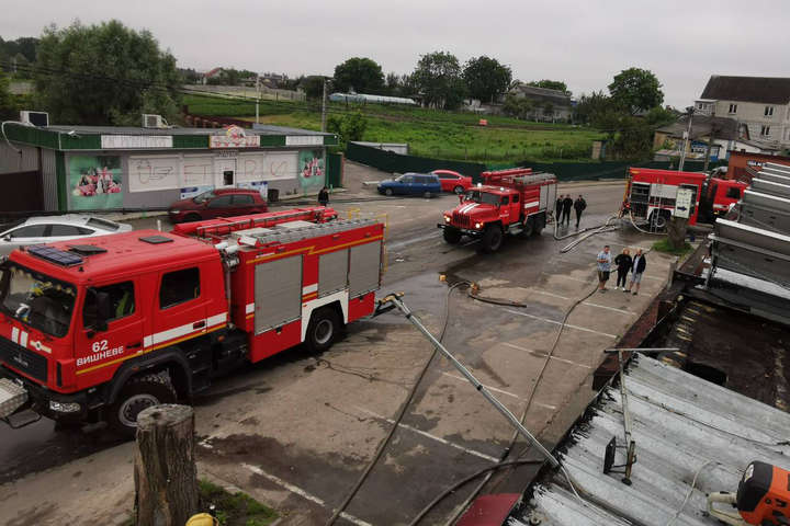 Велика пожежа під Києвом: горіло кафе й торговельні павільйони (фото)