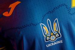 Посольство США примеряло новую скандальную форму сборной Украины (фото)