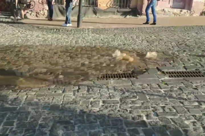 На Андріївському узвозі з-під бруківки забив «фонтан» (відео)