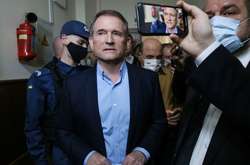  Тому, хто вгадає, яка пісня стоїть на рингтоні Віктора Медведчука, Денис Бігус пообіцяв пляшку рислінгу, мадери чи текіли 