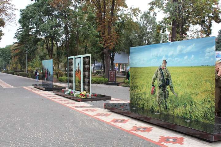 МЗС: новий лідер РФ має схилити голову перед пам'ятником жертвам війни проти України
