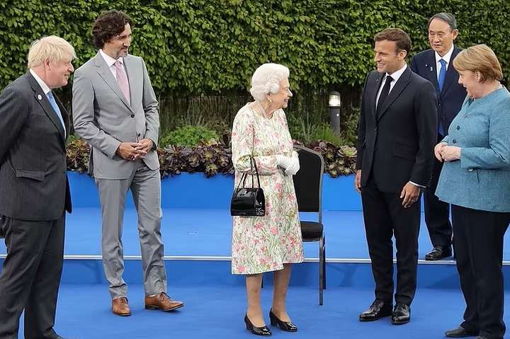Єлизавета ІІ розсмішила лідерів G7 під час фотосесії