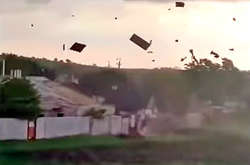 У Запоріжжі смерч пошматував будинки (відео)