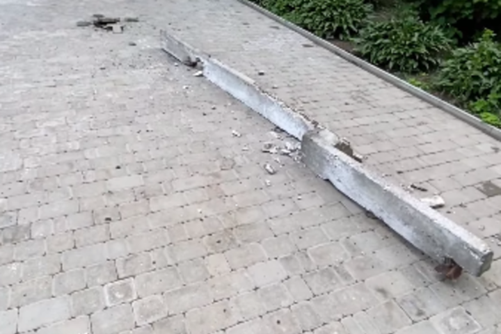У Чернівцях із багатоповерхівки впав шматок бетону (відео)