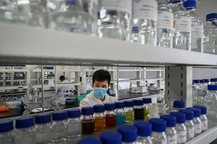 Лідери G7 обговорили версію витоку коронавірусу з китайської лабораторії