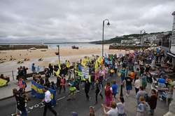 Тисячі активістів зібралися в Корнуоллі на акції протесту під час саміту G7