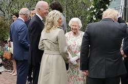 Джо Байден разом із кортежем приїхав на п'ять хвилин пізніше королеви під час зустрічі Єлизавети II із лідерами країн Великої сімки