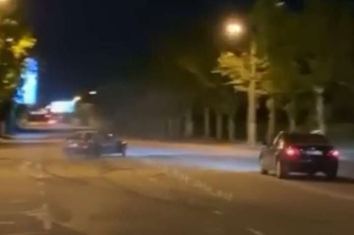 В Одесі водій влаштував небезпечний нічний дрифт (відео)