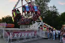  Поліція спілкується із власниками атракціону та постраждалими  