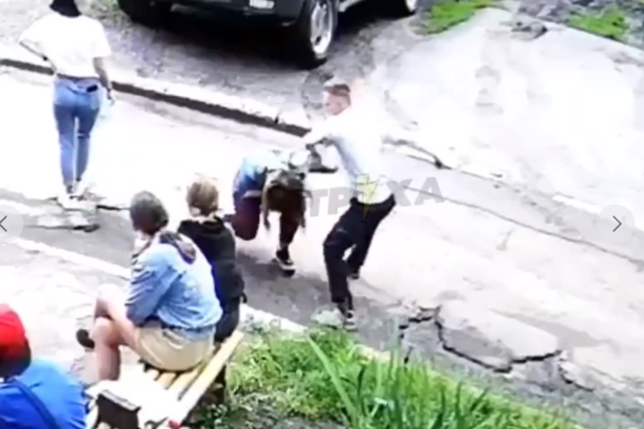 Підлітка, який побив у Харкові дівчинку, затримали поліцейські (відео)
