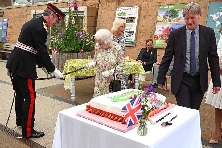 На саміті G7 королева Єлизавета II нарізала гостям торт церемоніальним мечем (фото, відео)
