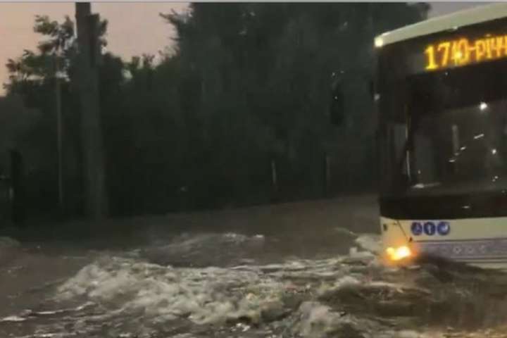 Гроза в Запоріжжі: автівки плавали центром міста (фото, відео)