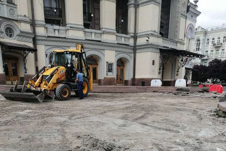 Театральну площу в Києві перерили: що відбувається біля опери (фото)