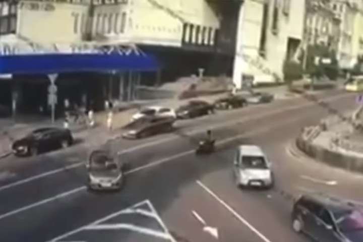 У центрі Києва через маневри таксі розбився на смерть мотоцикліст (відео)