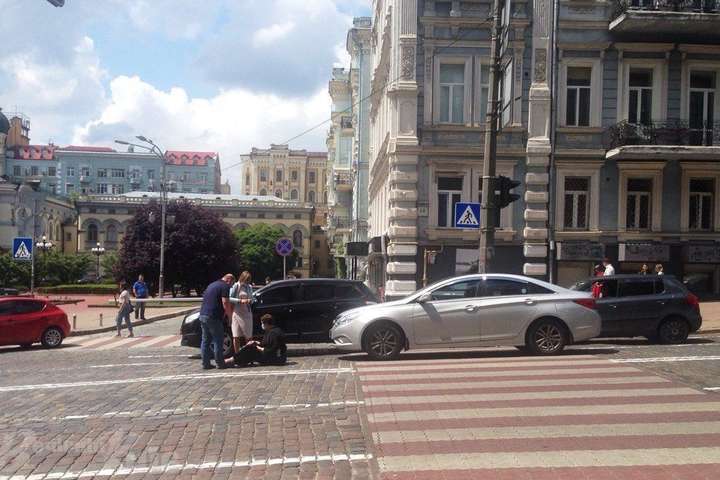 На переході в центрі Києва автомобіль збив жінку (фото)