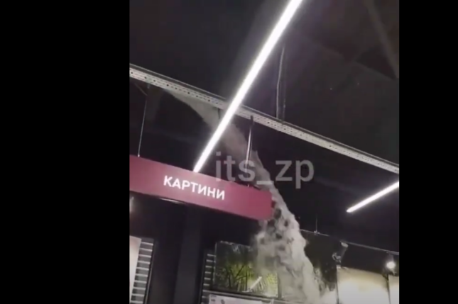 Дах перетворився на водоспад. У Запоріжжі затопило супермаркет (відео)