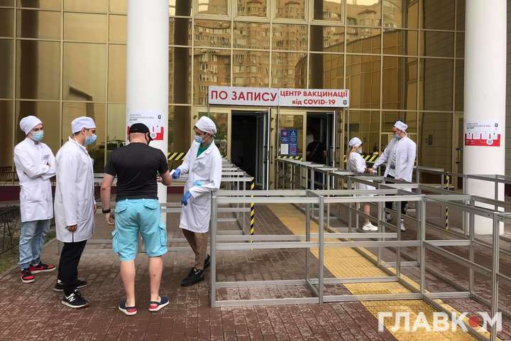 У Києві скасували масову вакцинацію через свята