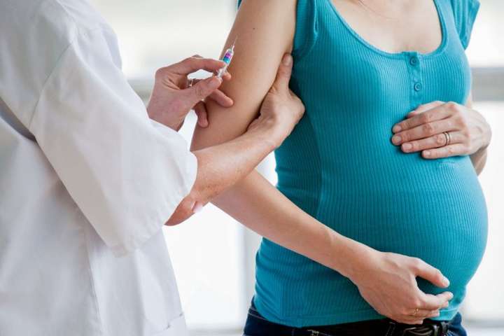 У МОЗ пояснили, чи можна вагітним вакцинуватися від Covid