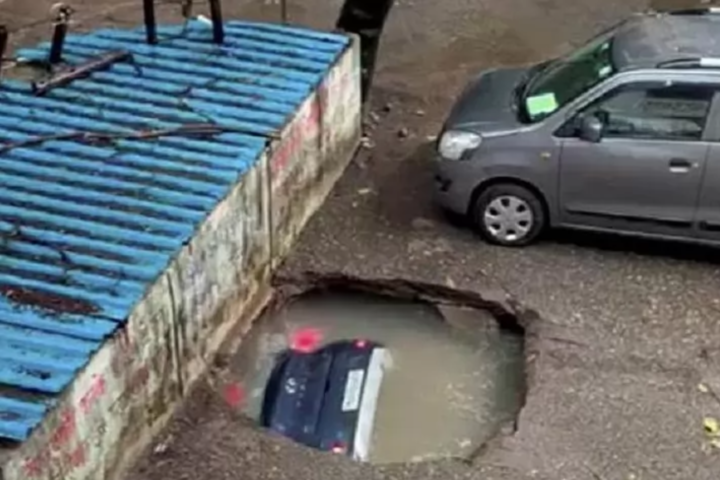 Страшне відео з Мумбаї: асфальт за секунди поглинув машину на парковці