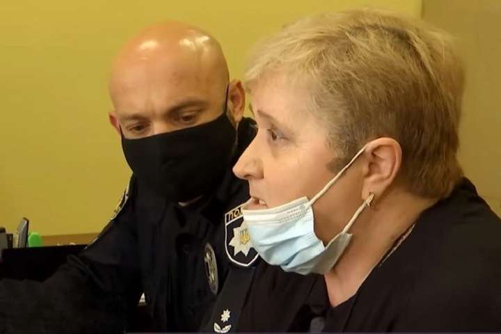 «Будеш писати кров’ю»: на Львівщині звільнили вчительку, яка погрожувала учневі ножем