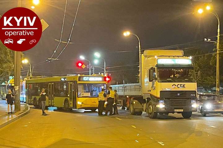 У Києві ДТП заблокувала рух тролейбусів (фото)
