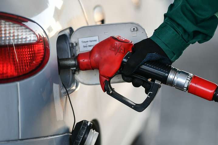 Мінекономіки дозволило АЗС підвищити ціну на бензин на 90 копійок за літр