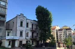 У центрі Києва забудовник почав демонтувати історичну будівлю (фото)