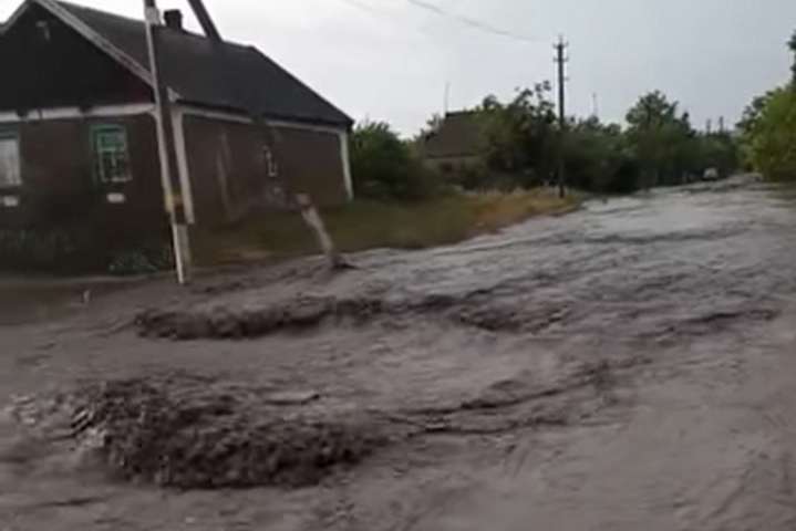 «Це не річка, а вулиці»: дощі на Дніпропетровщині зносять усе на своєму шляху