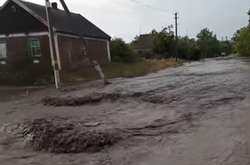 «Це не річка, а вулиці»: дощі на Дніпропетровщині зносять усе на своєму шляху