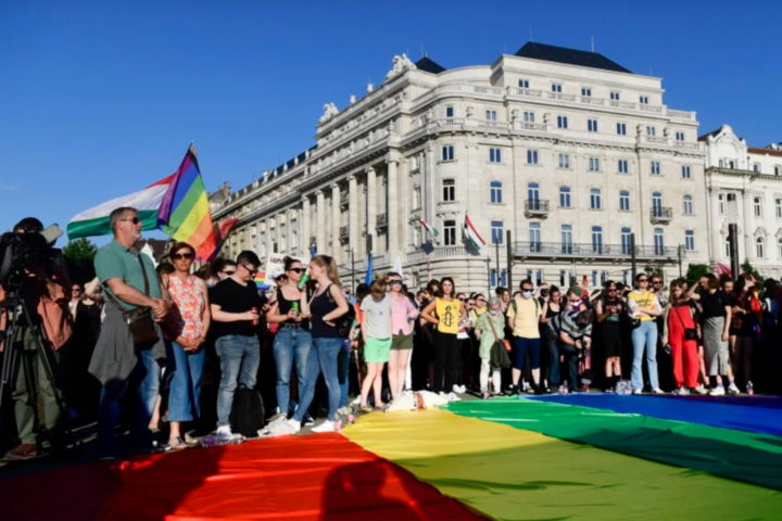 Угорщина ухвалила закон, що забороняє поширювати в школах інформацію про ЛГБТ