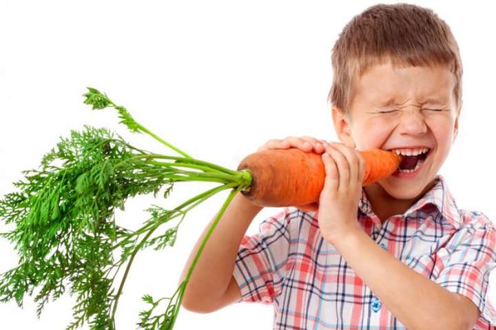 Як привчити дитину їсти корисну їжу: ефективні поради лікаря Комаровського
