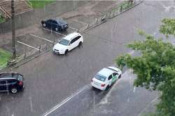 Потужна злива перетворила Хмельницький на суцільну річку (відео)