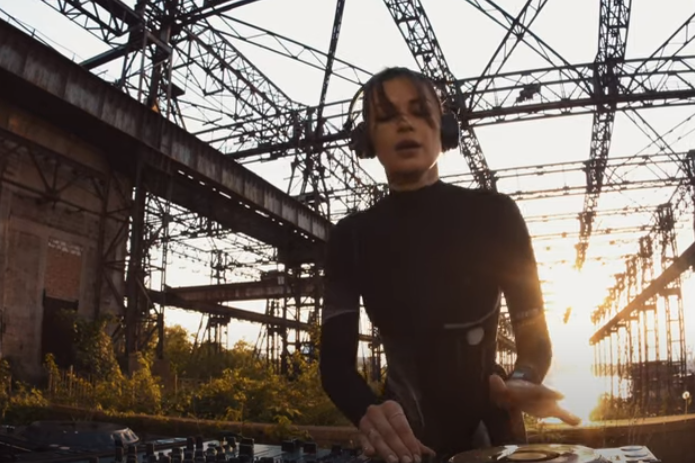 Скандально відома дружина Лещенка записала DJ-сет на заводі Миколаєва (відео)