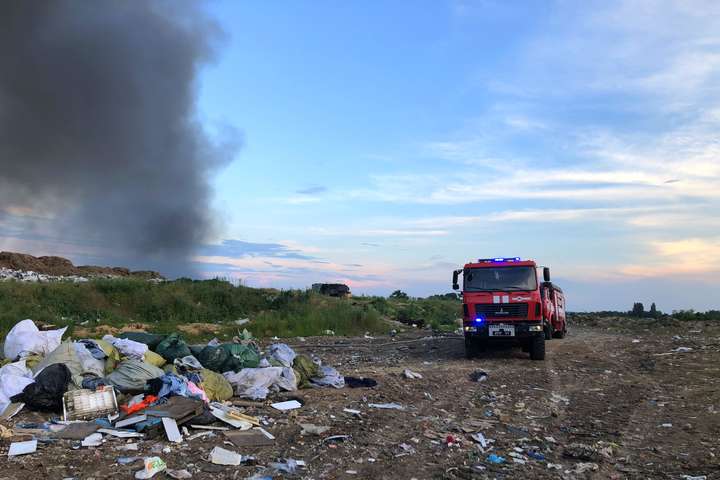На Київщині горить сміттєзвалище (фото)