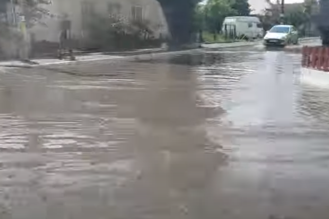 У Білгород-Дністровському серед вулиці утворилося справжнє озеро (відео)
