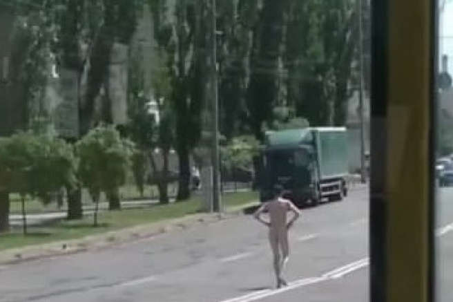 У Києві голий чоловік гуляв по дорозі (відео)