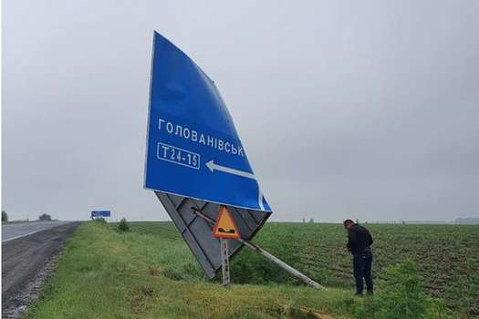 На Кіровоградщині буревій  «покрутив» дорожні знаки (фото)