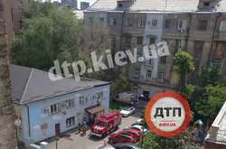 У будинку в центрі Києва рухнула підлога (фото, відео)